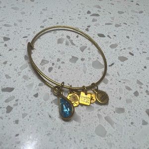 NEW WITHOUT TAGS. ALEX and ANI charm bracelet in gold with blue/sapphire stone